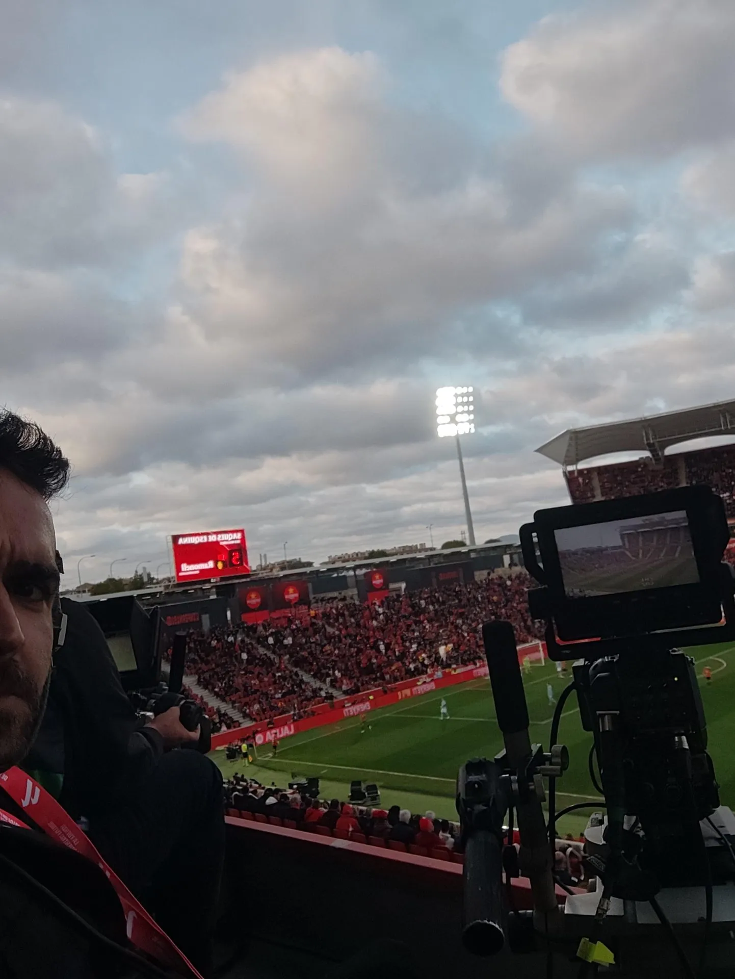 Estadio preparado para una retransmisión deportiva