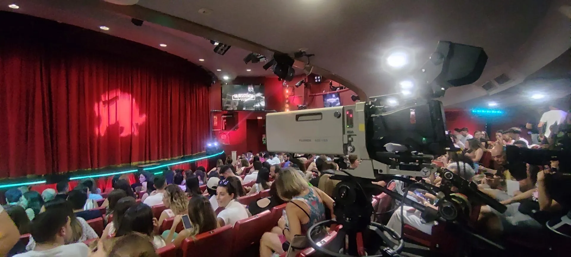 Teatro iluminado para una producción en directo